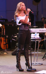 幻灯：丽安娜-刘易斯BBC一展豪嗓 露肩开衫尤显可爱