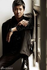 幻灯图：张国强登杂志封面 铁血硬汉尽显稳重成熟