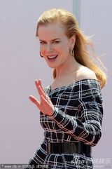 组图：妮可短裙现身新片记者会别样性感