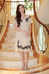 组图：吴佩慈现身大连捞金 蕾丝裙装气质优雅