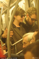 组图：海瑟薇冒雨低碳出行 与老公搭地铁秀恩爱
