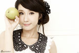 组图：方安娜清纯可爱演绎水果情缘