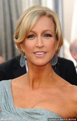 高清组图：劳拉-斯宾塞银色压花礼服尽显熟女味