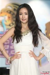 组图：林依晨露肩长裙亮相 宅男宅女争相合影