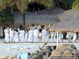 组图：马特达蒙岛国补办婚宴 新娘抹胸婚纱亮相