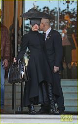 组图：Gaga夸张三角帽遮视线 当街撩裙秀美腿