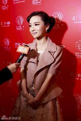 组图：霍思燕赫本妆亮相活动 复古散发甜美