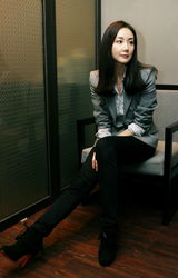 高清组图：崔智友高贤贞杂志照 长发披肩知性气质