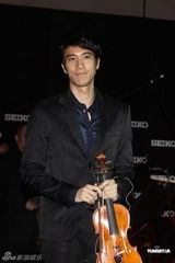 组图：王力宏力拼周杰伦 直言拿金曲有信心