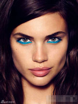 组图：超模桑帕约海滩写真半裸出镜 大秀微笑臀