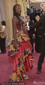 组图：群星闪耀红毯 暮光女拄拐海瑟薇优雅