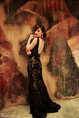 组图：方龄露背大片出炉秀古典气质