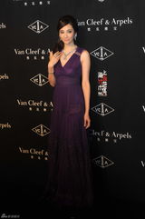 组图：巩俐红裙现身上海 避媒体不谈离婚