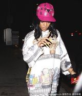 组图：蕾哈娜小熊休闲衫扮萌抢镜