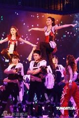 幻灯图：Twins开唱花样百变 好友容祖儿登台助阵