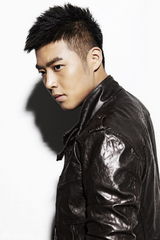 组图：王今铎新写真出炉 深邃眼神硬朗帅气