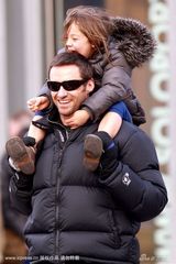 幻灯图集：休-杰克曼展慈父情怀 被女儿当马骑 