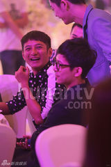 组图：何炅崔始源聚好友婚礼 俞灏明束发现身