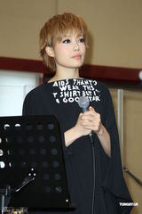 组图：容祖儿为个唱练团 青峰探班一脸睡意