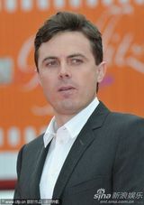 《我仍在这里》首映 导演卡西与影迷亲切玩自拍 