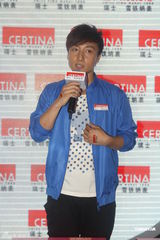 组图：方力申帅气亮相上海自称婚期随缘