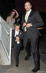 组图：布兰妮低胸装参加妹妹婚礼 面部苍老疲惫