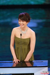 组图：梁咏琪刘伟强为陈静颁发最佳女配角奖