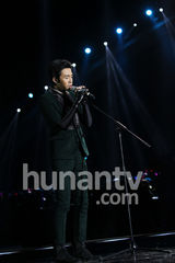 高清图：俞灏明湖南跨年夜复出献唱 表情坚毅