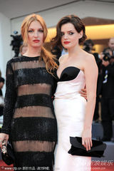 组图：约瑟芬透视装近全裸 和爆乳女星热辣深吻