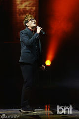 组图：NU'EST等唱响韩流演唱会 女团爆乳秀大腿