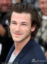 幻灯：《蒙彼利埃公主》记者会 导演轻吻女主演香肩