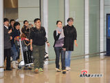 高清组图：阿娇首度抵京引混乱 抱小新笑打招呼