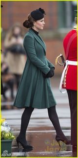 组图：凯特王妃怀孕见肚 亲自弯腰拔鞋跟