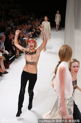 组图：裸女失控大闹巴黎秀场 遭保安袭乳拖走