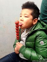 组图：石头和爸爸郭涛啃冰糖葫芦当早餐