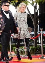 组图：李钟硕GD等闪耀颁奖红毯 女偶像尴尬跌倒