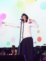 高清图：萧敬腾个唱边唱边跳 另类造型吸睛