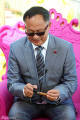 组图：杜琪峰笑傲威尼斯 黑超遮面派头十足