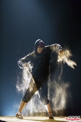 组图：吴建豪6月发新专辑 洒金粉秀功夫舞蹈