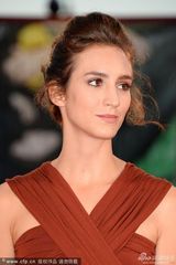 组图：《无畏者》首映 女星桑德拉优雅蓝裙亮相