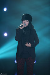 组图：周笔畅睡衣扮猫女 邓紫棋自弹自唱