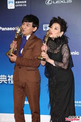 组图：张小燕师徒夺金钟奖最佳主持人奖