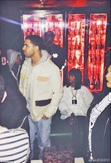 组图：蕾哈娜真空现身露美背 与绯闻男友分头走