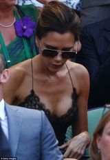 组图：贝嫂蕾丝裙亮相温网看台 黑超遮面秀美背