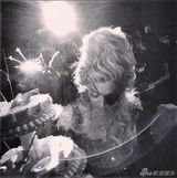 组图：55岁麦当娜携男友庆生 穿着豪放姿势撩人