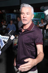 组图：《盖茨比》导演鲁曼抵京 粉丝热情接机