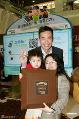 组图：陈豪心急挑选礼物 与女友预祝首个情人节