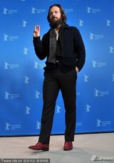 组图：《拉芙莱斯》记者会 阿曼达红裙迷人