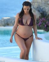 组图：金-卡戴珊比基尼晒巨肚 大方秀丰满上围