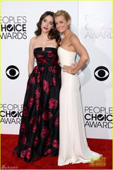 组图：美国人民选择奖红毯Max戴琳斯秀雪白F乳